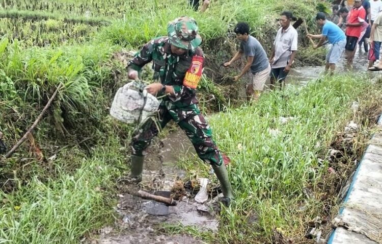 Dukung Sektor Pertanian, Babinsa Karang Tengah Bersama Warga Gotong Royong Bersihkan Irigasi