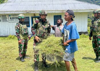 Wujudkan Lingkungan Bersih, Satgas Yonif 521/DY Bersama Warga Gelar Karya Bakti di Area Kantor Desa Apalapsili