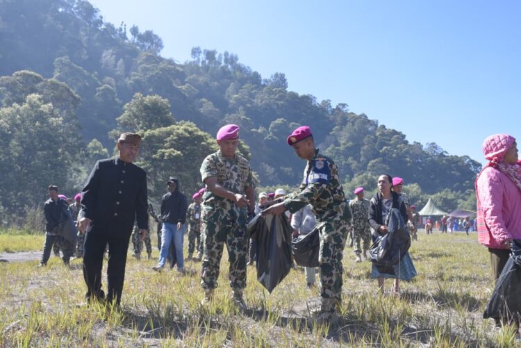 Bakti TNI AL, Pasmar 2 menggelar Karya Bakti di Tengger Bromo Probolinggo