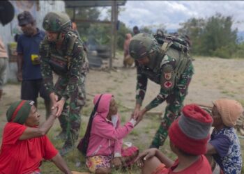 Semangat Gotong Royong, Satgas Yonif 521/DY Bersama Warga Laksanakan Pengecoran Tahap II Masjid H. Aippon Asso di Distrik Walesi