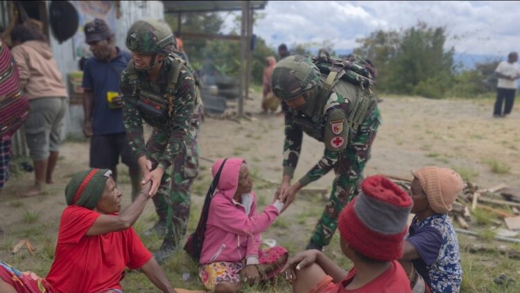 Semangat Gotong Royong, Satgas Yonif 521/DY Bersama Warga Laksanakan Pengecoran Tahap II Masjid H. Aippon Asso di Distrik Walesi