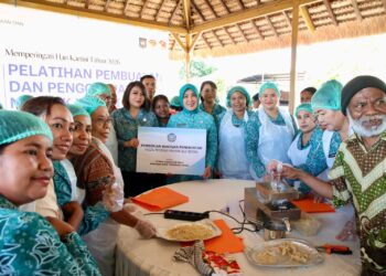 Ketum TP PKK Tri Tito Karnavian Puji Produk Lokal Unggulan Minyak Kemiri Kabupaten Belu