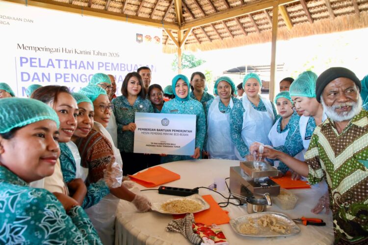 Ketum TP PKK Tri Tito Karnavian Puji Produk Lokal Unggulan Minyak Kemiri Kabupaten Belu