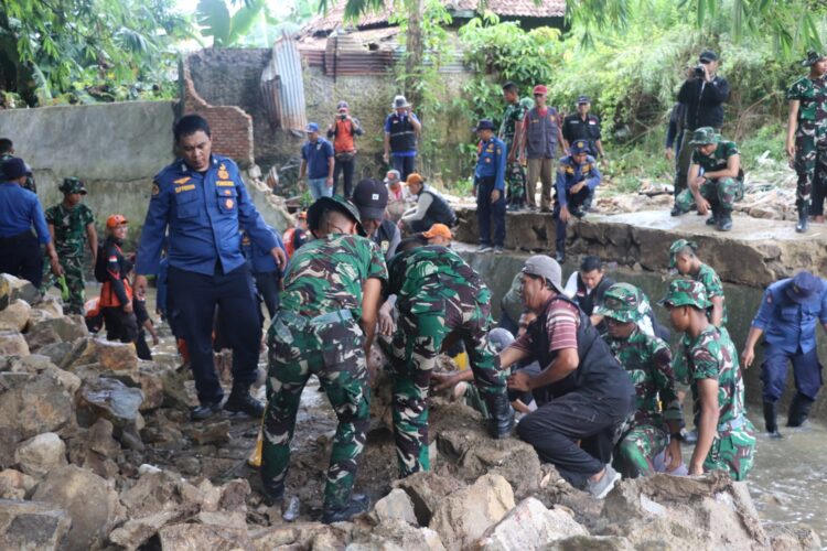 Sigap! Ratusan Personel Gabungan Grebek Sungai Bandar Lampung, Fokus Perbaikan Tanggul dan Kebersihan Aliran
