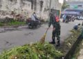 Implementasi Jum’at Bersih, Babinsa, Aparat Kelurahann Linmas & Warga Gotong Royong Bersih-Bersih Lingkungan