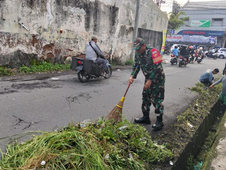 Implementasi Jum’at Bersih, Babinsa, Aparat Kelurahann Linmas & Warga Gotong Royong Bersih-Bersih Lingkungan