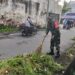 Implementasi Jum’at Bersih, Babinsa, Aparat Kelurahann Linmas & Warga Gotong Royong Bersih-Bersih Lingkungan