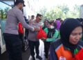 Polri Untuk Masyarakat: Polres Metro Bekasi Gelar Bakti Sosial Bagikan 300 Sembako ke Berbagai Elemen Potmas