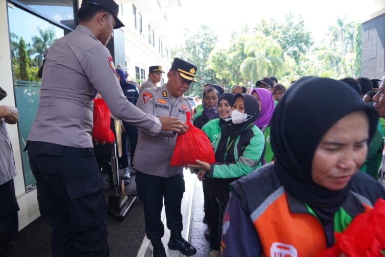 Polri Untuk Masyarakat: Polres Metro Bekasi Gelar Bakti Sosial Bagikan 300 Sembako ke Berbagai Elemen Potmas