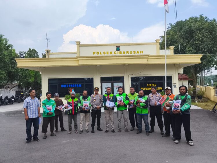Bakti Sosial Polsek Cibarusah: Wujud Kepedulian, Eratkan Sinergi dengan Komunitas Ojek Online