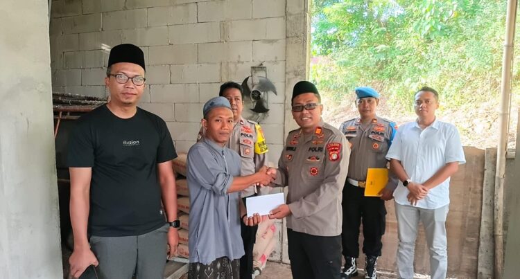 Polsek Cikarang Selatan Salurkan Bantuan untuk Pembangunan Mushola Sirojul Huda