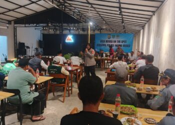 Sambil Santai di Angkringan, Kapolres Metro Bekasi Serap Aspirasi Warga Cikarang Selatan Lewat Program “Jaga Bekasi On the Spot”