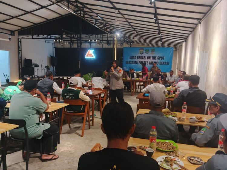 Sambil Santai di Angkringan, Kapolres Metro Bekasi Serap Aspirasi Warga Cikarang Selatan Lewat Program “Jaga Bekasi On the Spot”
