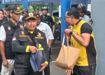 Polres Metro Bekasi Gelar Sepeda Santai dan Bagikan Beras untuk Pokdarkamtibmas serta Ojol di Cikarang Selatan