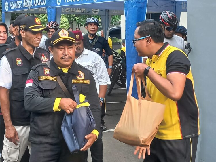 Polres Metro Bekasi Gelar Sepeda Santai dan Bagikan Beras untuk Pokdarkamtibmas serta Ojol di Cikarang Selatan