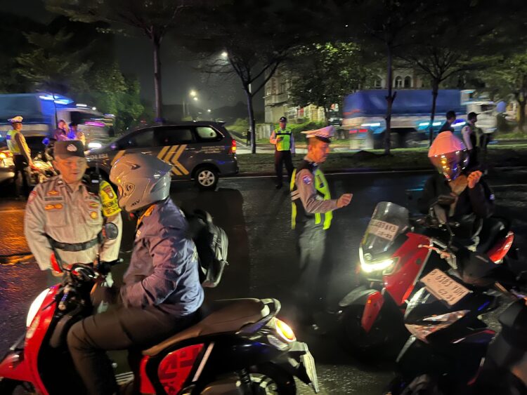 Jaga Kondusivitas Malam Hari, Polsek Cikarang Pusat Gelar Operasi Kejahatan Jalanan: Tiga Motor Tanpa Surat Diamankan