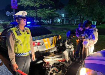 Amankan Malam Hari, Kapolsek Cikarang Pusat Pimpin Langsung Patroli Skala Besar Cegah Kejahatan Jalanan dan Tawuran