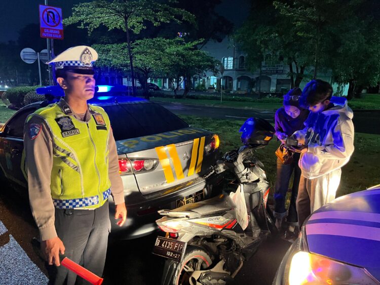 Amankan Malam Hari, Kapolsek Cikarang Pusat Pimpin Langsung Patroli Skala Besar Cegah Kejahatan Jalanan dan Tawuran