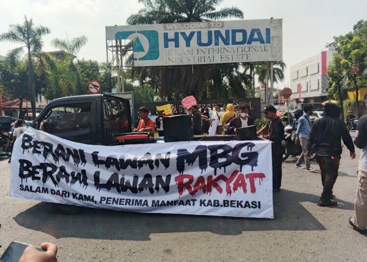 RATUSAN WARGA BEKASI TURUN KE JALAN, DESAK PEMERINTAH PERTAHANKAN PROGRAM MAKAN BERGIZI GRATIS