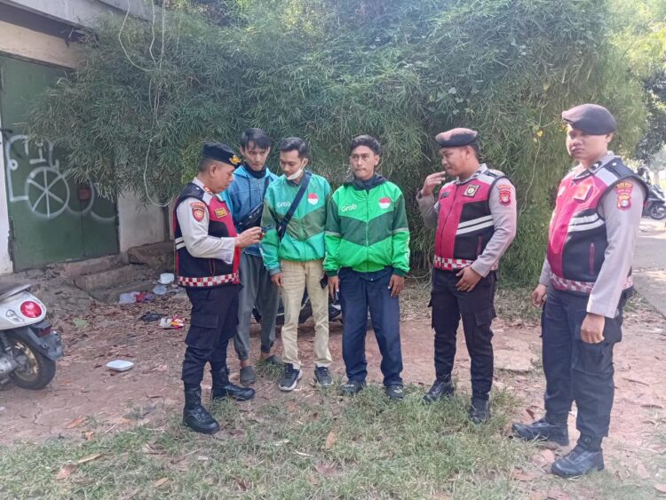 Patroli Dialogis Polres Metro Bekasi Sampaikan Pesan Kamtibmas dan Sosialisasikan Layanan Polisi 110