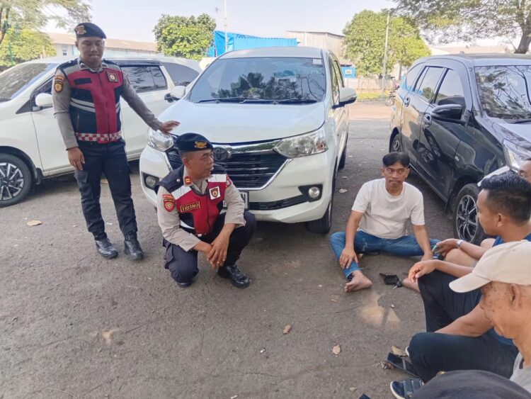 Patroli Dialogis Polres Metro Bekasi Sampaikan Pesan Kamtibmas dan Sosialisasi Layanan Polisi 110