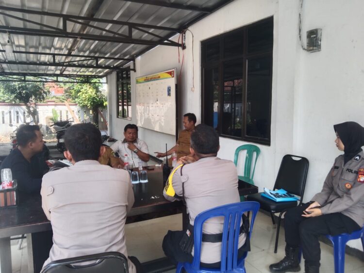Polisi Sambangi Kantor Desa Pasirtanjung, Warga Diimbau Waspadai Curanmor dan Kejahatan Jalanan