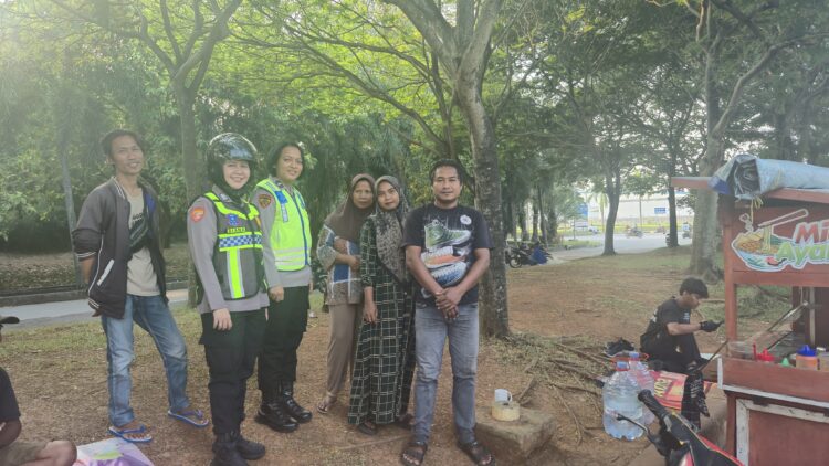 Patroli Srikandi Polwan Polres Metro Bekasi Hadirkan Pelayanan Humanis, Sampaikan Pesan Kamtibmas dan Sosialisasi Hotline 110