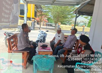 Patroli KRYD Polsek Muaragembong, Polisi Sampaikan Imbauan Kamtibmas kepada Warga Pantai Mekar