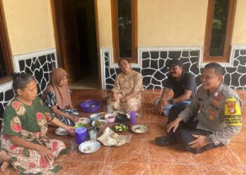 Bhabinkamtibmas Desa Cipayung Sambangi Warga, Ajak Jaga Kondusifitas dan Waspada Hoaks