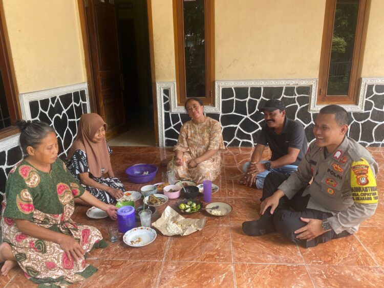 Bhabinkamtibmas Desa Cipayung Sambangi Warga, Ajak Jaga Kondusifitas dan Waspada Hoaks