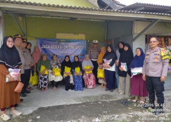 Polsek Babelan Salurkan 50 Paket Sembako untuk Warga, Jaga Bekasi On The Spot Hadirkan Kepedulian Polri