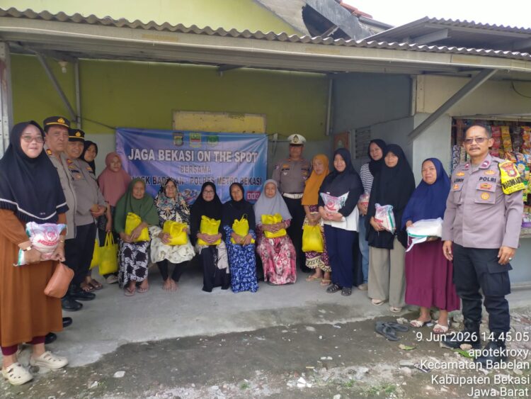 Polsek Babelan Salurkan 50 Paket Sembako untuk Warga, Jaga Bekasi On The Spot Hadirkan Kepedulian Polri