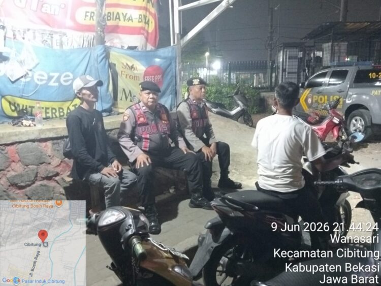 Di Bawah Lampu Biru, Polsek Cikarang Barat Jaga Malam Tetap Aman di Stasiun Cibitung