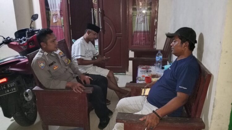 Jaga Bekasi Jaga Jakarta On The Spot, Bhabinkamtibmas Sukatenang Sambangi Pos Satkamling