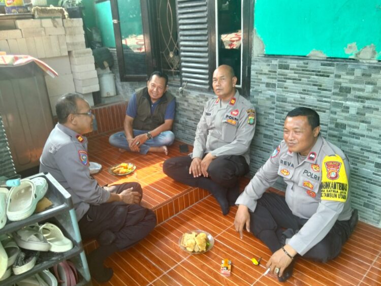 Jaga Bekasi Jaga Jakarta On The Spot, Bhabinkamtibmas Desa Satriajaya Sambang Warga dan Imbau Waspada Kenakalan Remaja hingga Penipuan Online