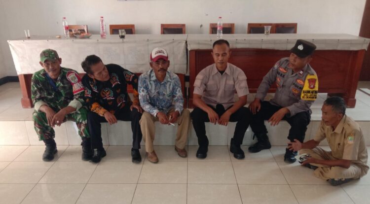 Jaga Bekasi On The Spot, Bhabinkamtibmas Jatibaru Sambangi Kantor Desa dan Sosialisasikan Layanan 110