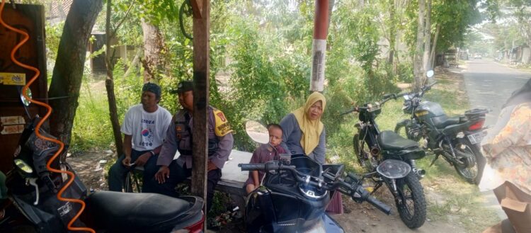 Jaga Jakarta Jaga Bekasi On The Spot, Bhabinkamtibmas Polsek Cabangbungin Sambangi Warga Setiajaya