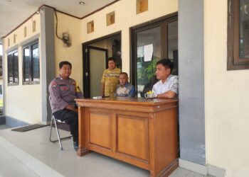 JAGA JAKARTA JAGA BEKASI ON THE SPOT: KUNJUNGAN HARKAMTIBMAS DI DESA LENGGAH JAYA, POLISI AJAK WARGA TINGKATKAN KEWASPADAAN
