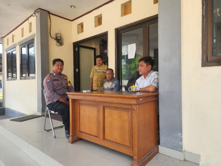 JAGA JAKARTA JAGA BEKASI ON THE SPOT: KUNJUNGAN HARKAMTIBMAS DI DESA LENGGAH JAYA, POLISI AJAK WARGA TINGKATKAN KEWASPADAAN