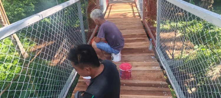 Kejar Target, Pembangunan Jembatan Perintis Garuda Desa Sawangan-Minut Masuki Tahap Pemasangan dan Pengecatan Pagar