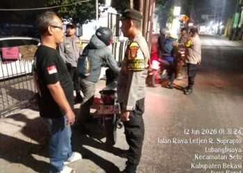 Di Jalan Raya Setu, Polisi Hadir Menjaga Malam Tetap Aman dari Gangguan Kejahatan