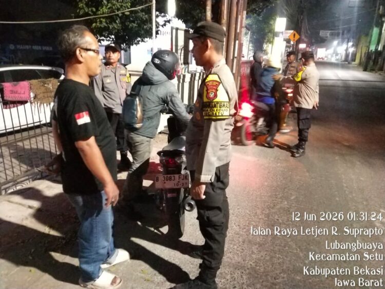 Di Jalan Raya Setu, Polisi Hadir Menjaga Malam Tetap Aman dari Gangguan Kejahatan