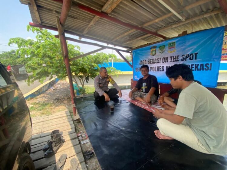 Bhabinkamtibmas Desa Cipayung Ajak Warga Aktifkan Siskamling Lewat Program Jaga Bekasi On The Spot