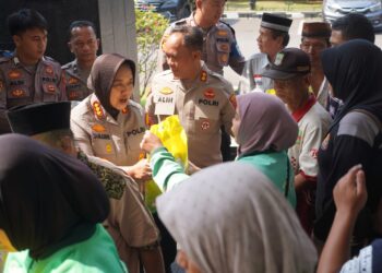 Perkuat Sinergi Sabuk Kamtibmas, Kapolres Metro Bekasi Gelar Jum’at Peduli san Salurkan 300 Paket Sembako 