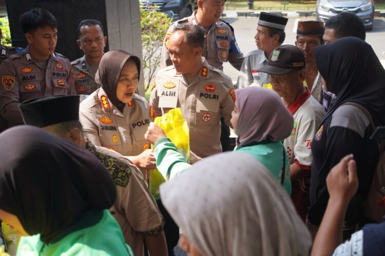Perkuat Sinergi Sabuk Kamtibmas, Kapolres Metro Bekasi Gelar Jum’at Peduli san Salurkan 300 Paket Sembako