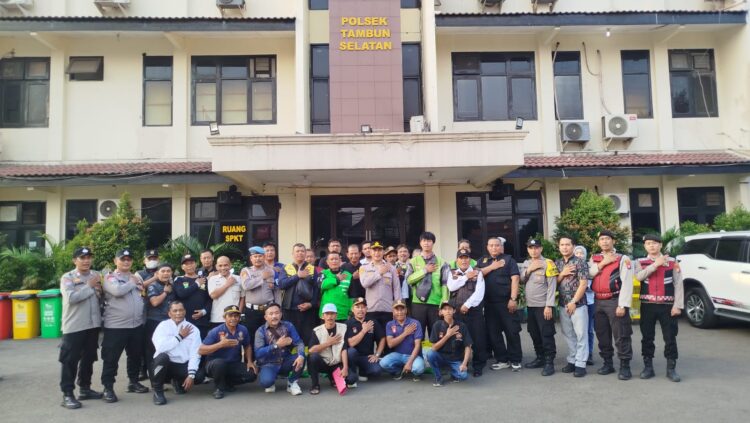 Perkuat Sinergi, Polsek Tambun Selatan Gelar Jumat Berkah Bersama Apel Sabuk Kamtibmas   