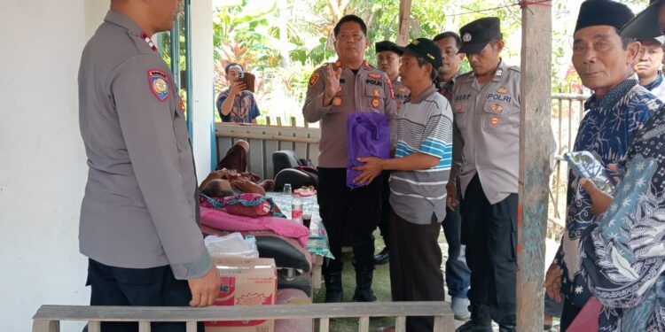 Polsek Pebayuran Peduli Lansia Sakit di Sumber Reja