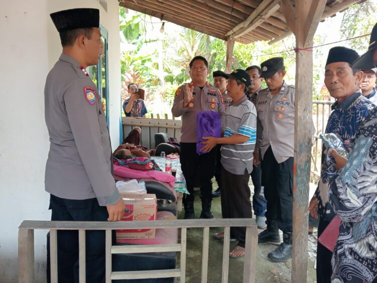 Polsek Pebayuran Peduli Lansia Sakit di Sumber Reja
