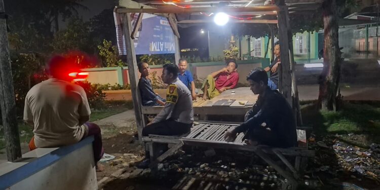Jaga Jakarta Jaga Bekasi On The Spot, Bhabinkamtibmas Setialaksana Sambangi Pos Satkamling Cegah Gangguan Kamtibmas