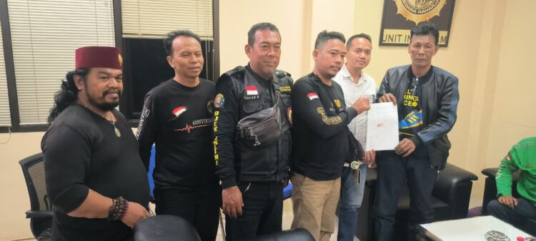 RANGKUL KEDAMAIAN, POLSEK CIKARANG SELATAN BERHASIL DAMAIKAN PERSELISIHAN ANTAR KOMUNITAS OJOL